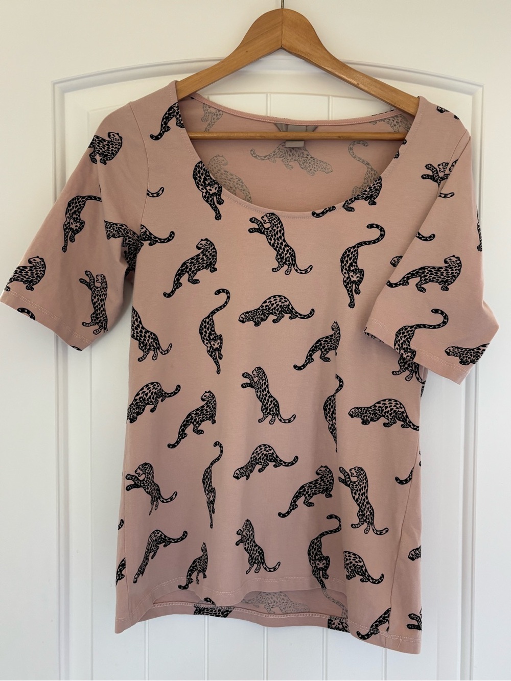 Leaping Leopard Design T-Shirt | Dusty Pink | Size Large | H&M - Picture 3 of 5